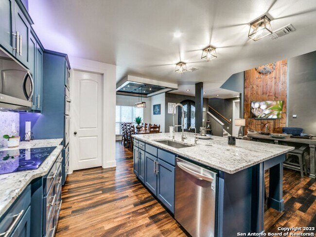 Building Photo - 5 Bedroom/3.5 Bathroom Home in the Ensenad...