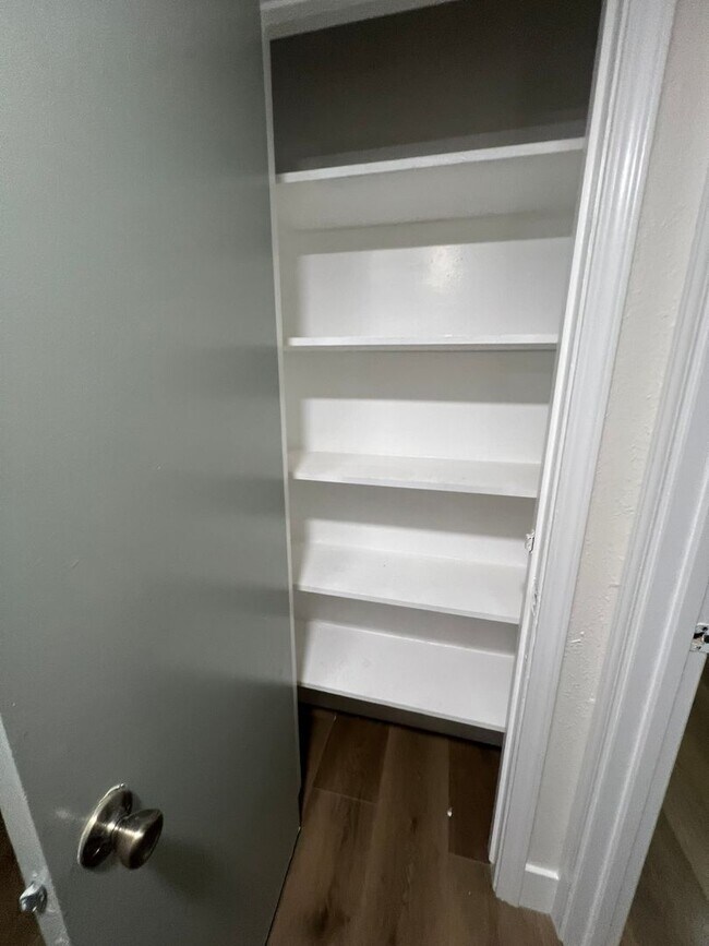 Building Photo - Dinuba Home! Coming Soon!