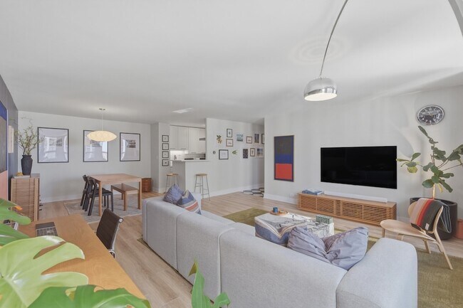 Building Photo - 2626 N Lakeview Ave