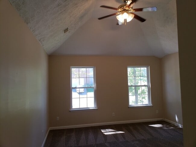 Building Photo - Large Home on Dead End street