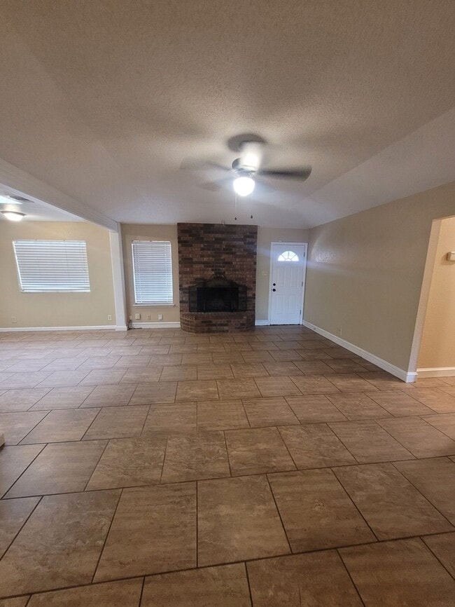 Building Photo - 3 bed 2 bath 2 car garage on cul-de-sac!