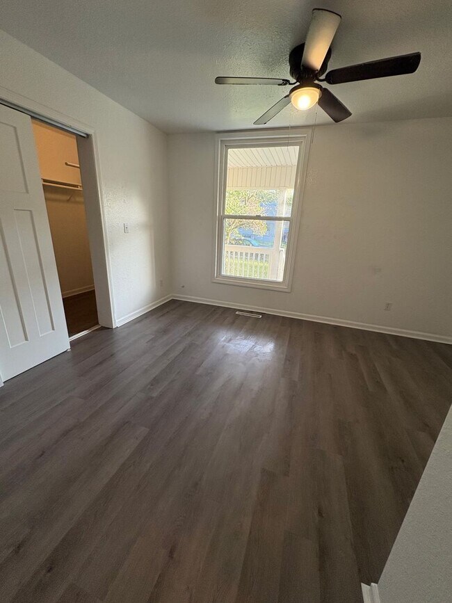 Building Photo - Stunning 5 Bedroom Home