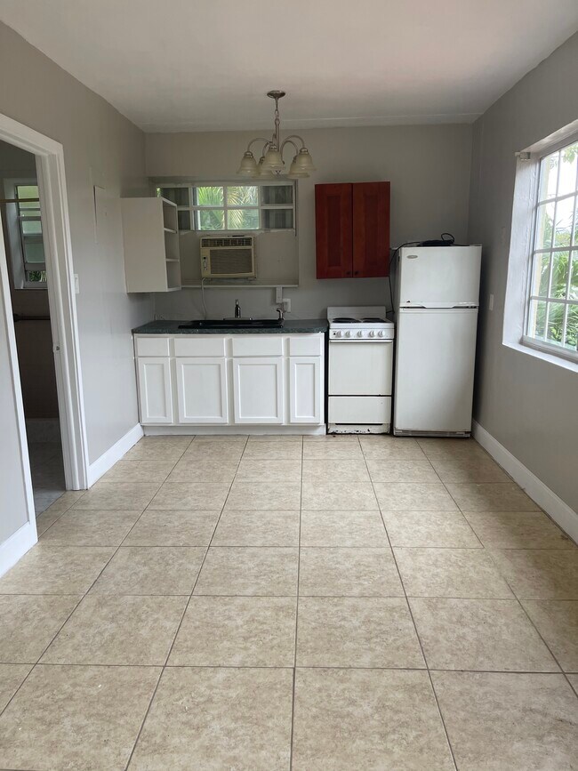 Building Photo - 604 SW 2nd Ave