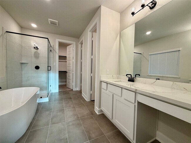 Building Photo - 1111 Luna Dr