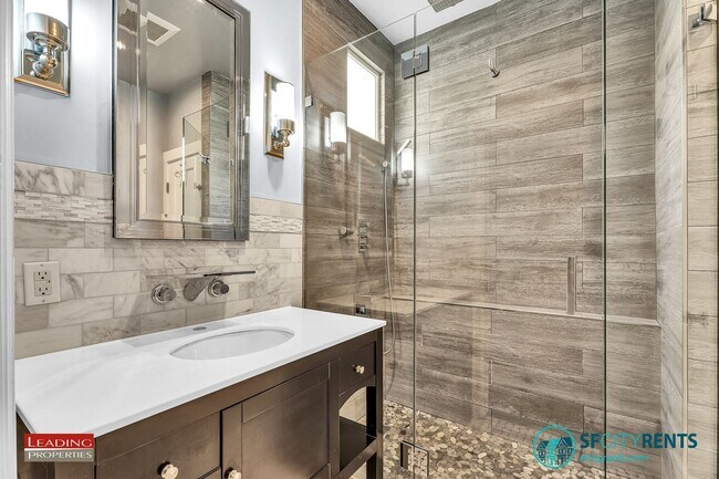 Building Photo - Noe Valley: Top Floor Condo w/ City Views, Garage Parking & W/D in unit