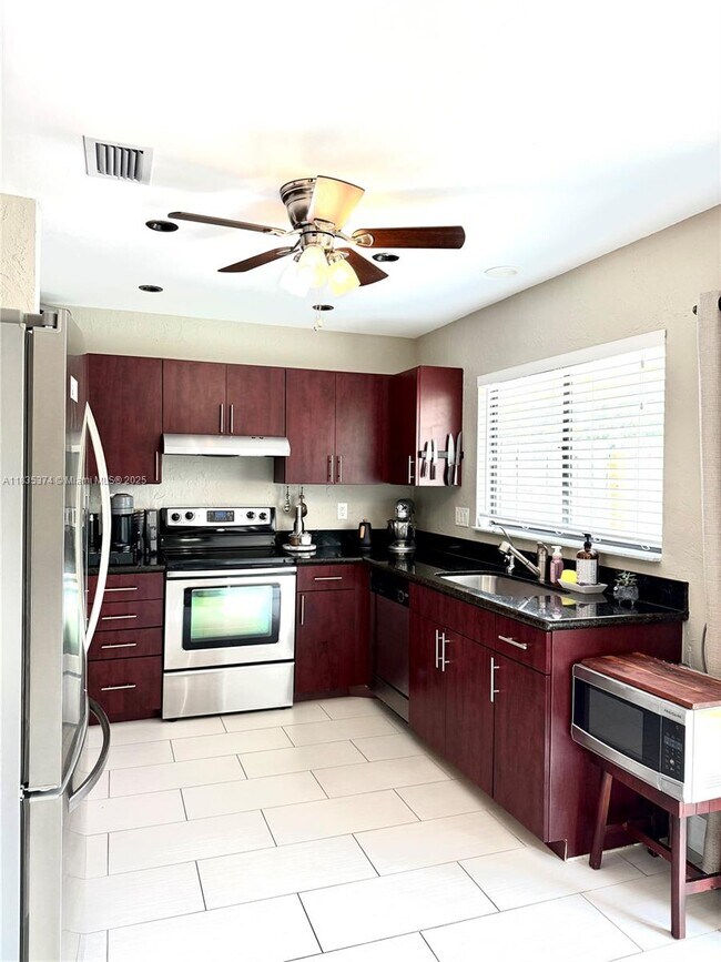 Building Photo - 9665 Golf State Park Way