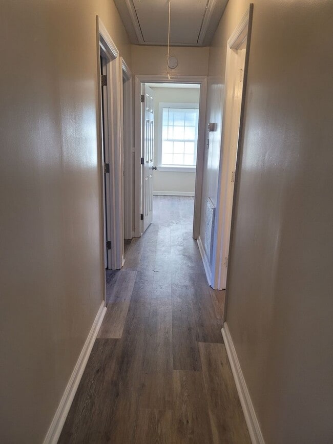 Building Photo - 3 bedroom 2 bath brick ranch in great loaction .