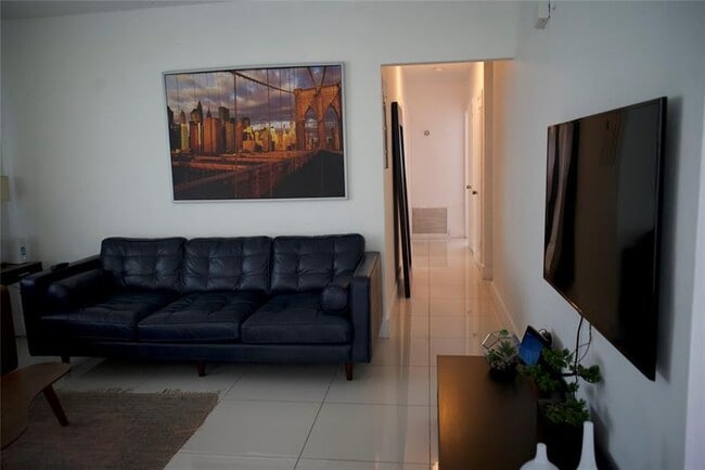 Building Photo - 11150 Peachtree Dr