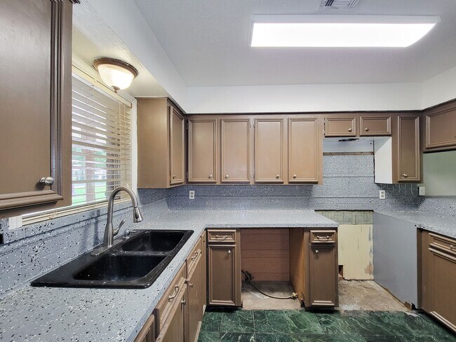 Building Photo - 1703 Raintree Dr