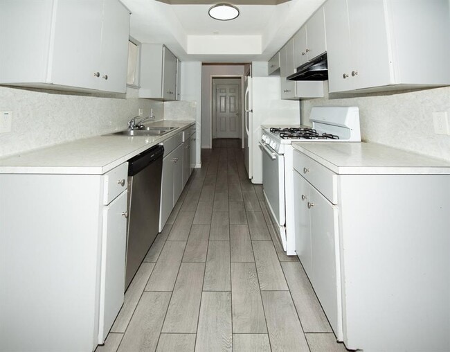 Building Photo - 7303 Grand Canyon Dr