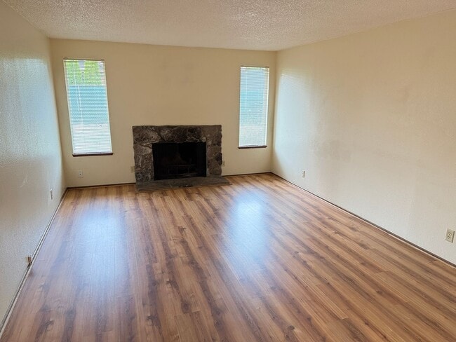 Building Photo - 3 bedroom 2 bath house in a great neighborhood!