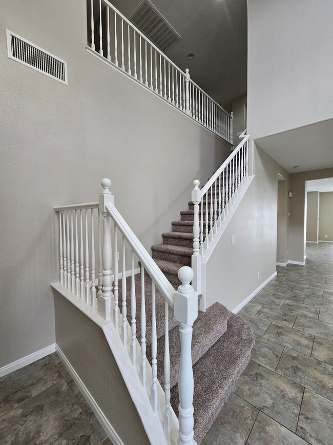 Building Photo - 4 BED, 2 1/2 BATH, 2 STORY HOME!!