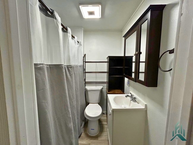 Building Photo - 3 bedroom/1 bathroom Single-Family Home for Rent