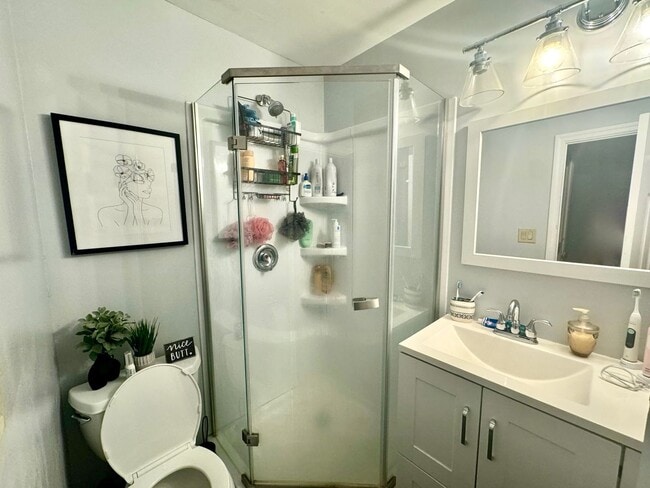 Building Photo - 5 bed/2 bath Mins. from UC Campus for Only...