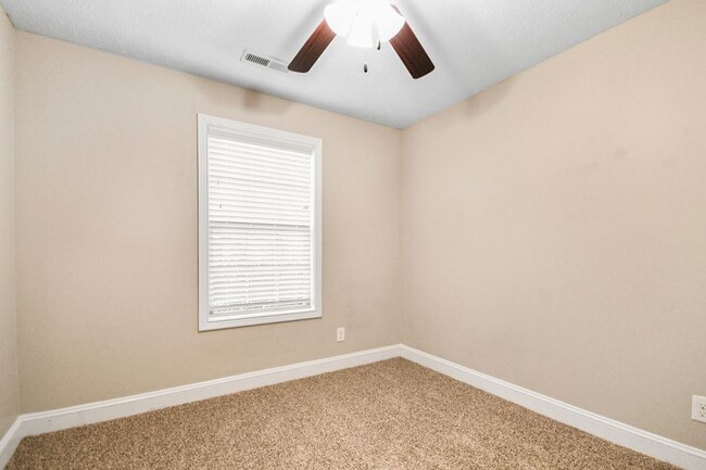 Building Photo - Pet Friendly Three Bedroom!