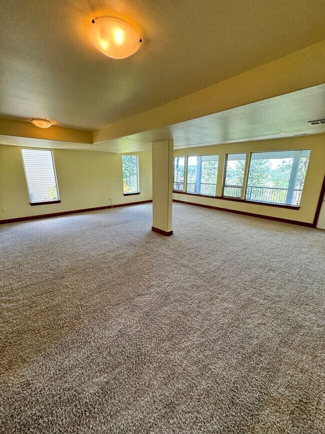 Building Photo - Stunning 4-Bedroom Home with Valley Views ...