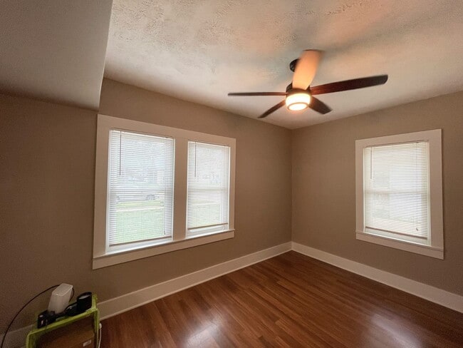 Building Photo - Cute 3 Bed 1 Bath McPherson Home in Good N...