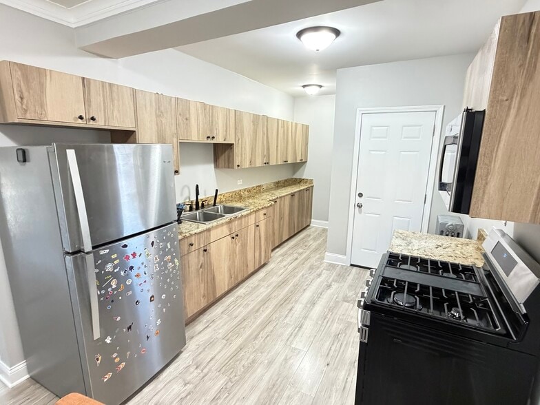 Building Photo - 5842 W Barry Ave