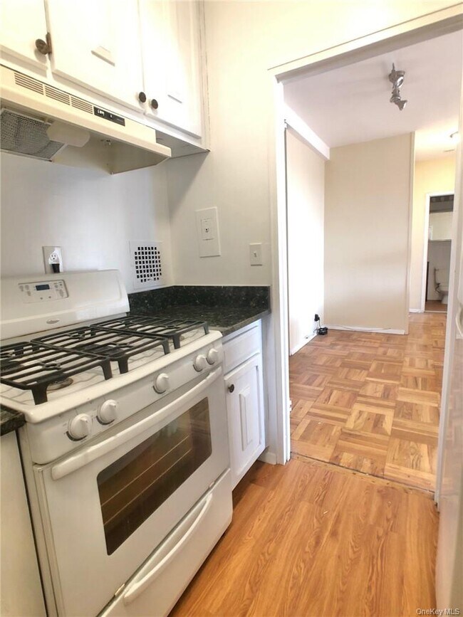 Building Photo - 10 Lake St