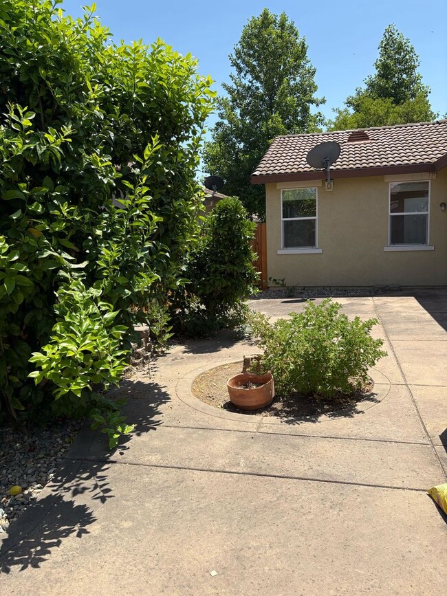 Building Photo - Beautiful & Bright Home in Peaceful 55+ Sa...