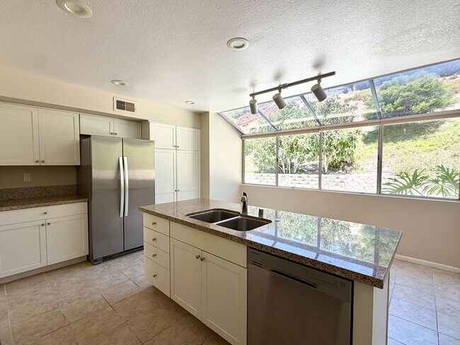 Building Photo - Spacious Five Bedroom in Rancho Del Oro