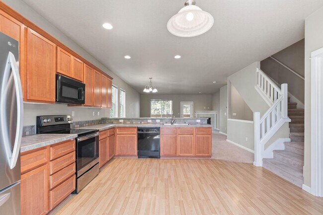 Building Photo - Bright, spacious 3-bdrm/2.5 bath Tigard townhome. Fireplace, balcony, 2-car garage, W/D