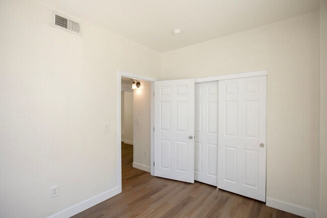 Building Photo - 3 Bedroom Northwest Condo-Gate Community
