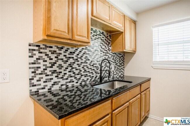 Building Photo - 1231 N LBJ Dr