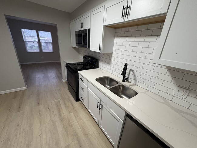 Building Photo - 2622 Hiawatha St