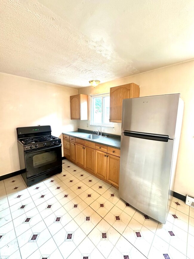 Building Photo - Well-Maintained 2 Bed, 1 Bath Townhome in West Mifflin - Central AC & Heat, Integral Garage - Ava...