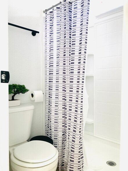 Building Photo - 3909 Montebello Ave