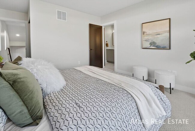 Building Photo - 830 Cherry St