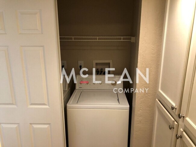 Building Photo - Sweet One Bedroom!