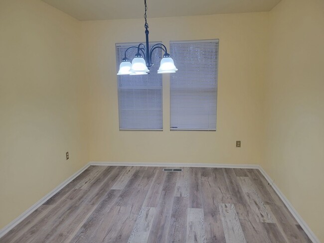 Building Photo - Beautiful 3 BR/3.5 BA EOG Townhome in Bowie!