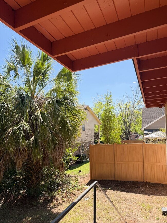 Building Photo - 717 Edgewood St