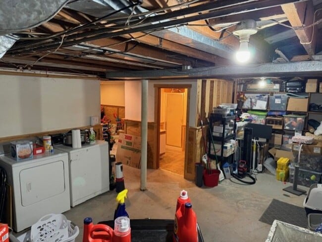 Building Photo - 4 Bedroom house