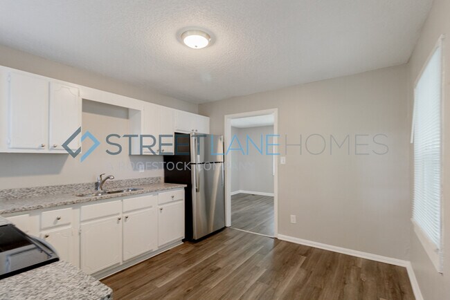 Building Photo - 109 Camellia Cir