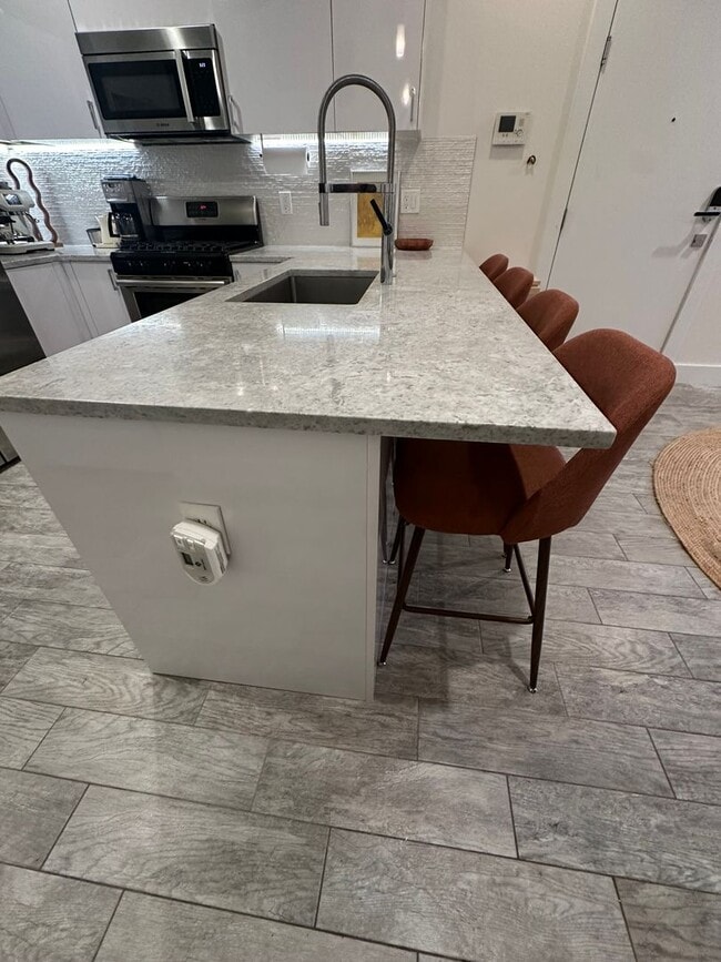 Building Photo - 1 Bedroom, 2 Bath Condo