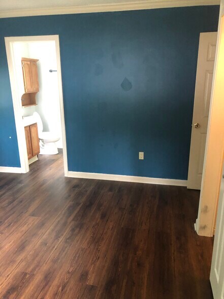 Master bedroom - 120 Courtyard Ln