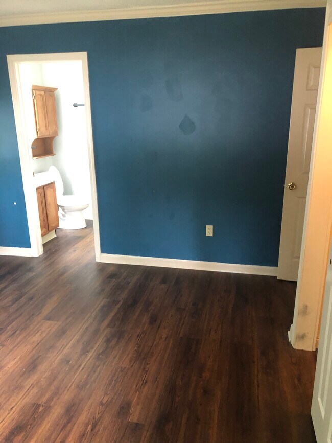 Master bedroom - 120 Courtyard Ln