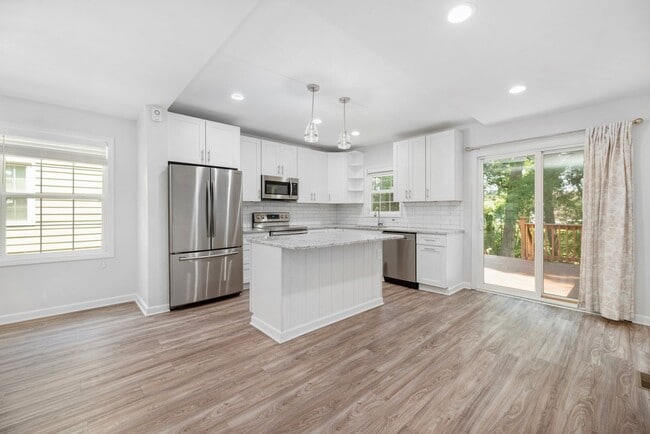 Building Photo - (Coming Soon) Renovated Home just minutes from Uptown!