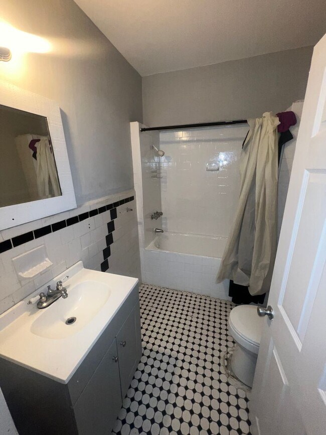 Building Photo - Oversized Classic Row Home w Wood Floors a...