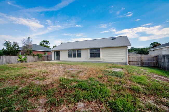 Building Photo - Charming 3BR/2BA with Fenced Yard & Commun...