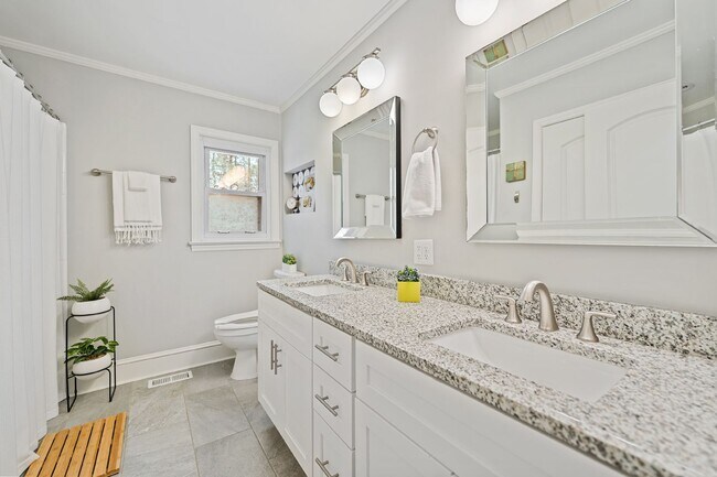 Building Photo - Available Early July! - Beautiful Furnished 3 Bed/2 Bath Home Close to Duke and Downtown Durham
