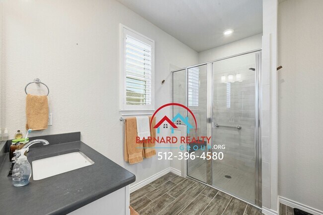 Building Photo - Available Now: Beautiful Home in Kissing Tree
