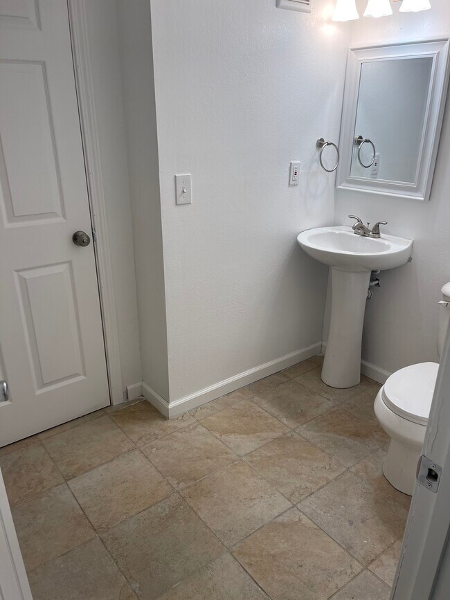 Building Photo - 843 Vine St