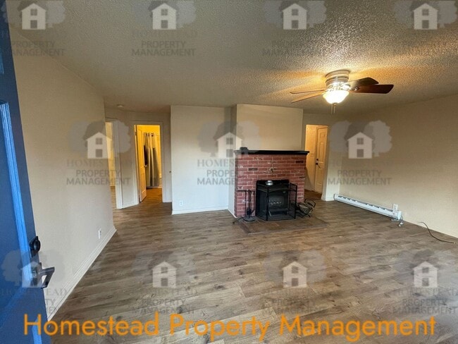 Building Photo - CHECK OUT THIS HUGE YARD!