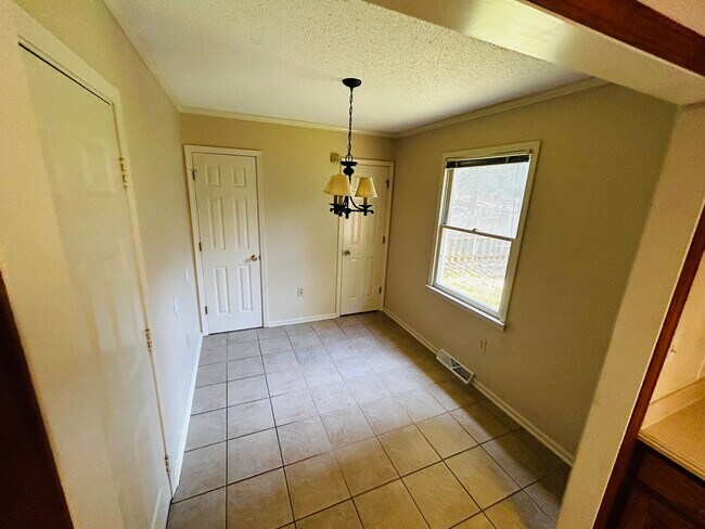 Building Photo - 709 Pineapple Pointe