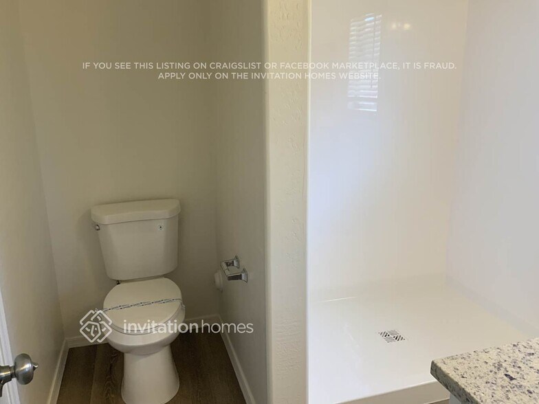 Building Photo - 10538 W Roanoke Ave