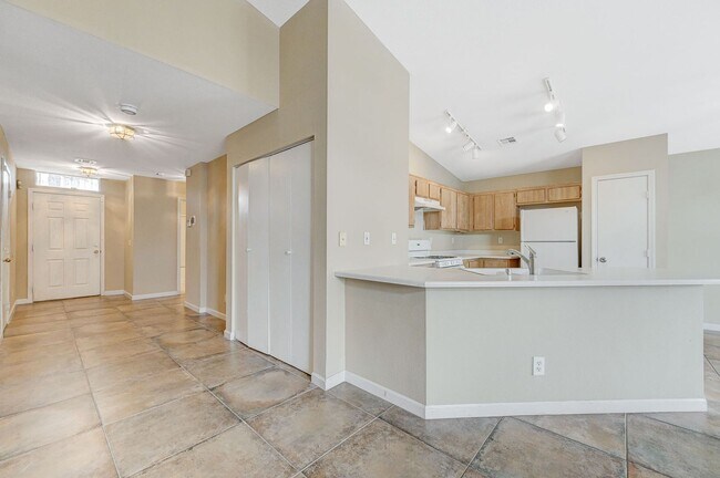 Building Photo - Rare Single Story Home with hard flooring!